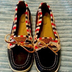 Women’s 9.5 Sperry shoes.